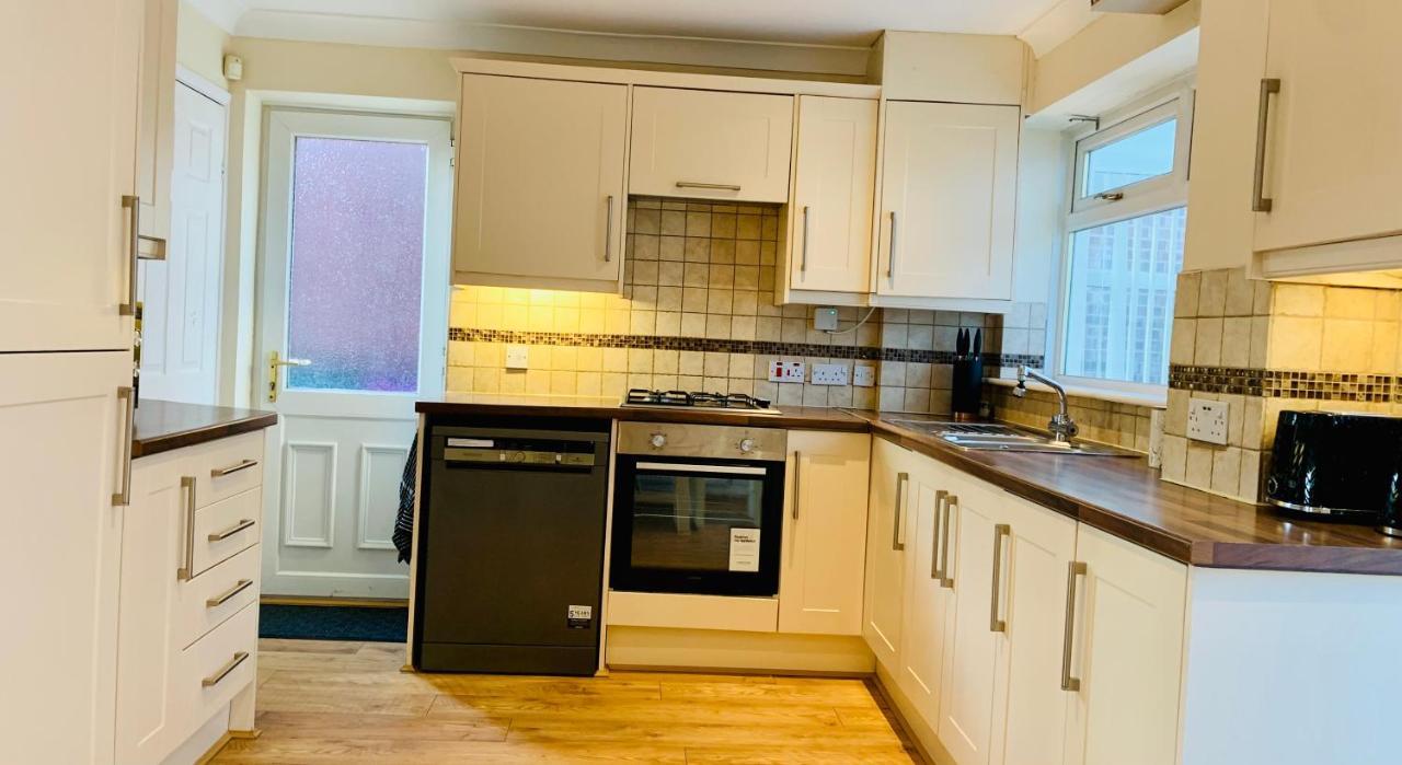 Homely Detached 3 Bedroom House Near Sheffield Holiday home *